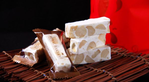 『Royal Bakery』 Macadamia Nut Nougat Candy
