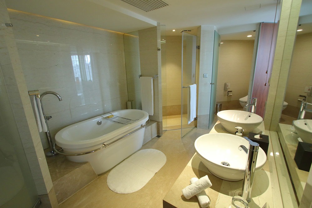 Corner Suite (Bedroom)