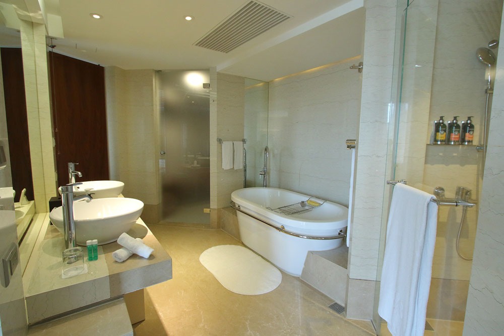 Corner Suite (Bedroom)