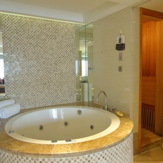 Premier Suite (Bathroom)