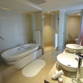 Corner Suite (Bedroom)